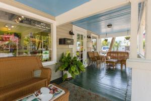 una tienda con sillas y una mesa en una habitación en Key West Villas, en Key West