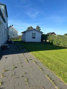 a yard with a white shed and a building at Byxelkrok, Solis in Byxelkrok