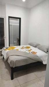 Cama en habitación blanca con espejo en CASA MYAA, casa para noche, día, fin de semana, semana y mes, en Cuernavaca