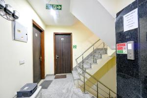 un pasillo con escaleras y una puerta en un edificio en FabHotel Dwarka Residency, en Nueva Delhi