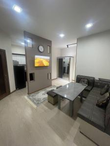 una sala de estar con un sofá y una mesa en One Global Family Guest House Samarkand II, en Samarkand