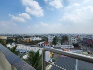uma vista para a cidade a partir de uma varanda em Grand Continent Hosur A Sarovar Portico Affiliate Hotel em Hosur