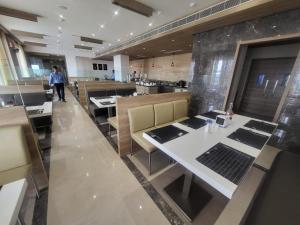 Restaurace v ubytování Grand Continent Hosur A Sarovar Portico Affiliate Hotel