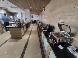 Kuchyň nebo kuchyňský kout v ubytování Grand Continent Hosur A Sarovar Portico Affiliate Hotel