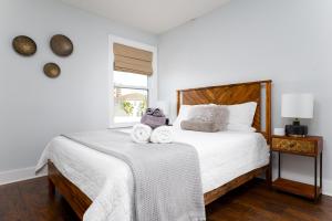 une chambre avec un lit avec deux serviettes dessus dans l'établissement Be A Nomad - Balcony peekaboo - Home for reunions, à Jacksonville Beach