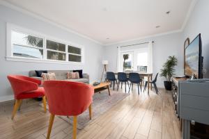 un salon avec un canapé, des chaises et une table dans l'établissement Be A Nomad - Balcony peekaboo - Home for reunions, à Jacksonville Beach