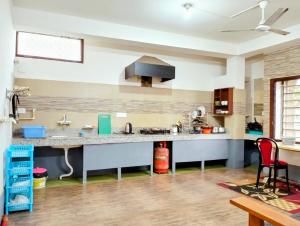 een grote keuken met een groot aanrecht bij Yangzom Homez in Siliguri