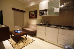Kuchyň nebo kuchyňský kout v ubytování Naylover Hotel Suites