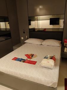 ein Bett mit zwei Handtüchern darüber in der Unterkunft Hotel Sogo Cebu in Adlawon