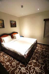 sypialnia z dużym łóżkiem w pokoju w obiekcie Naylover Hotel Suites w mieście Amman
