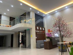 een lobby met een trap in een gebouw bij Khách Sạn Thắng Lợi 2 Bắc Giang in Làng Thành