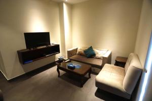 TV a/nebo společenská místnost v ubytování Naylover Hotel Suites