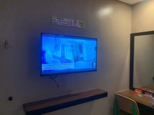 a flat screen tv hanging on a wall at Hotel Sogo Malate in Manila