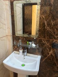 Phòng tắm tại Hotel Krishna Regency