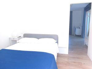 A bed or beds in a room at Dolce Dimora Charme Mare