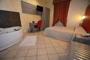 Postel nebo postele na pokoji v ubytování Hotel Villa Glicini