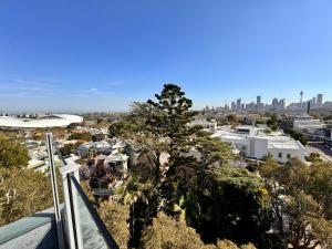 una vista sulla città dal balcone di una casa di Studio Gem With Rooftop Space Prime Location a Sydney