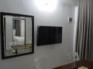 Μια τηλεόραση ή/και κέντρο ψυχαγωγίας στο Moringa house Naivas - 2 bedroom unit