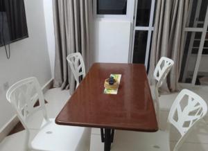 Μια τηλεόραση ή/και κέντρο ψυχαγωγίας στο Moringa house Naivas - 2 bedroom unit +3 φωτογραφίες