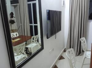 Μια τηλεόραση ή/και κέντρο ψυχαγωγίας στο Moringa house Naivas - 2 bedroom unit
