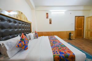 1 dormitorio con 1 cama grande en una habitación en FabHotel Paradise Guest House en Bashist