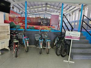 un grupo de bicicletas estacionadas al lado de una escalera en Villa Oceanami - phước hải - bà rịa - vũng tàu, en Long Hai