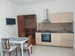 Kuchyňa alebo kuchynka v ubytovaní Casa immersa nel verde del parco del Conero