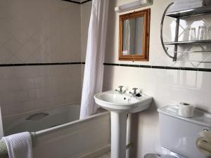 Koupelna v ubytování O Donovans Hotel