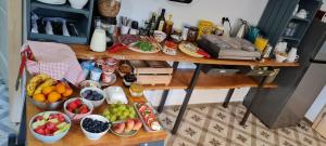 een tafel met veel kommen groenten en fruit erop bij Nona BB in Postojna
