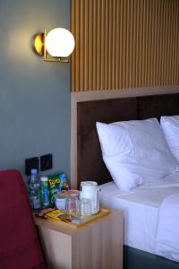 - une chambre avec un lit et une table avec de la nourriture et des boissons dans l'établissement Lynn Resort Carita, à Sukarame