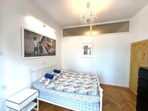 Postel nebo postele na pokoji v ubytování Karlin Oasis 2-Bedroom Apartment