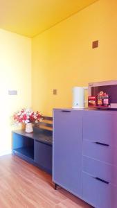 Habitación con tocador púrpura y pared amarilla. en Flamingo Hải Tiến, en Thanh Hóa