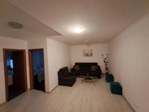 ein Wohnzimmer mit einem Sofa und einem Stuhl in der Unterkunft Hotel Green House in Craiova