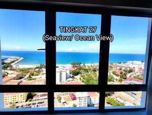 - une fenêtre offrant une vue sur l'océan depuis l'aominiumominium dans l'établissement D'luna Homestay Terengganu SEA VIEW / DRAWBRIGE VIEW / NEAR HSNZ, KTCC, DRAWBRIGE, à Kuala Terengganu