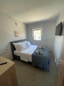 ein Schlafzimmer mit einem Bett und einem Fenster in der Unterkunft Apartment Welcome in Trogir + 12 Fotos