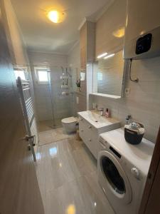 ein Badezimmer mit Waschmaschine und Toilette in der Unterkunft Apartment Welcome in Trogir