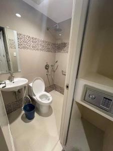 uma pequena casa de banho com WC e lavatório em Hotel Sogo Edsa Cubao em Manila
