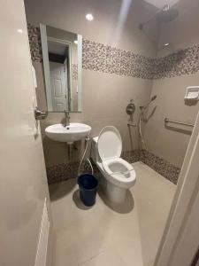 uma casa de banho com um WC e um lavatório em Hotel Sogo Edsa Cubao em Manila