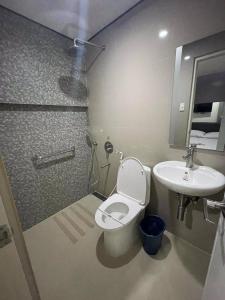 uma casa de banho com um WC e um lavatório em Hotel Sogo Edsa Cubao em Manila