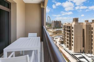 uma varanda com uma mesa e vista para a cidade em Keysplease 1 BR Apt, Madinat Jumeirah Living em Dubai