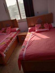 Un pat sau paturi într-o cameră la شقة سكنية مفروشة جنة المنصورة الجديدة