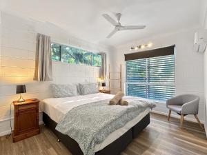 een slaapkamer met een bed met een teddybeer erop bij 4 Bedroom House in Arcadia with huge Pool and Wifi 'Brookehaven' in Arcadia