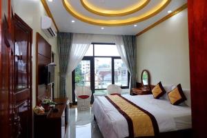 高平省的住宿－Nhà hàng Khách Sạn 34 Nga Lượng Cao Bằng，一间卧室设有一张大床和一个大窗户