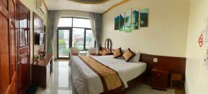 高平省的住宿－Nhà hàng Khách Sạn 34 Nga Lượng Cao Bằng，一间卧室设有一张床和一个大窗户