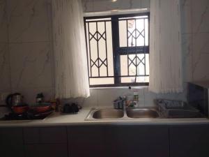Kitchen o kitchenette sa Luxury 2 Bed Self Catering Apartment in Masvingo