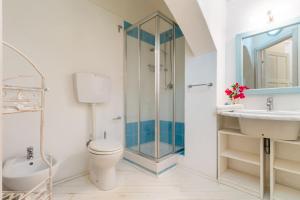 Koupelna v ubytování Villa Maffi - spaziosa, vista mare e parcheggio + 19 fotografií