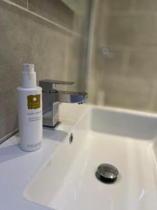 eine Flasche Seife auf einem Waschbecken in der Unterkunft Royal Hotel in Dockray