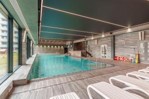 Basen w obiekcie FARO Apartamenty Kasprowicza 20 BASEN w cenie SCHWIMMBAD im Preis lub w pobliżu