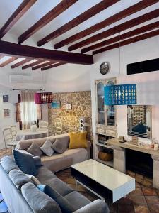 - un salon avec un canapé et une table dans l'établissement Casa Rural Les Avies cerca del mar, à La Nucía