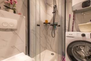 ein Badezimmer mit Dusche und Waschmaschine in der Unterkunft Luxury Apartment Monika with Shared Pool in Makarska + 18 Fotos